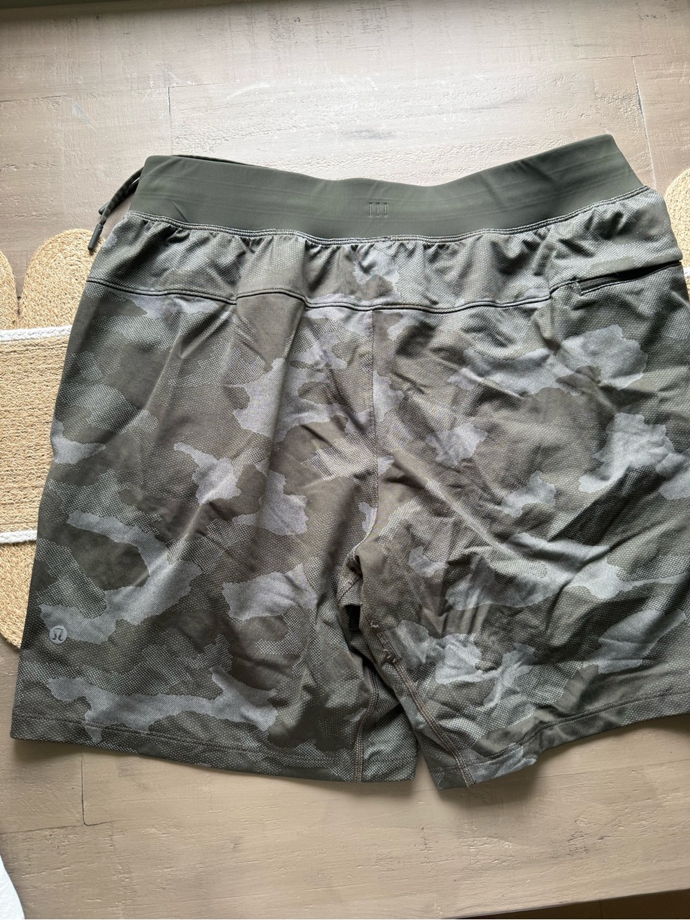 Men's Lululemon Camo Athletic Shorts size large - Picture 2 of 3